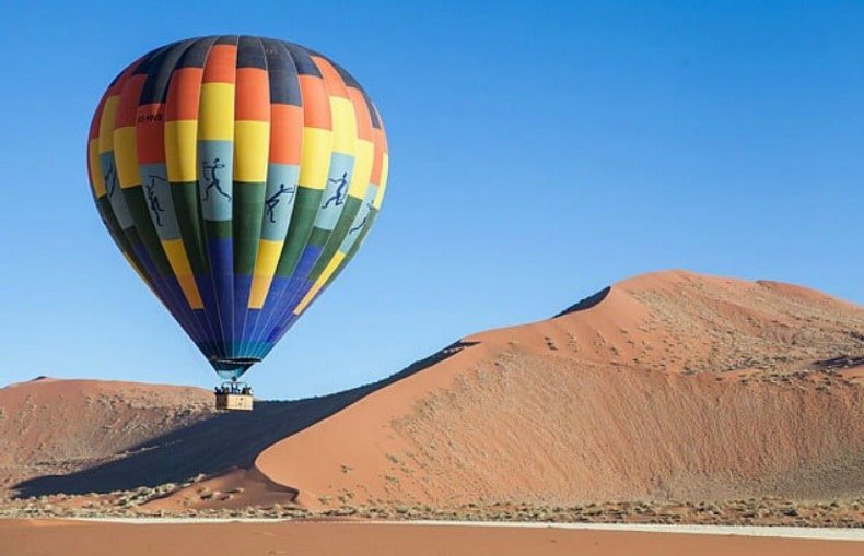 Ballonfahrt über den Dünen der Namib Wüsten